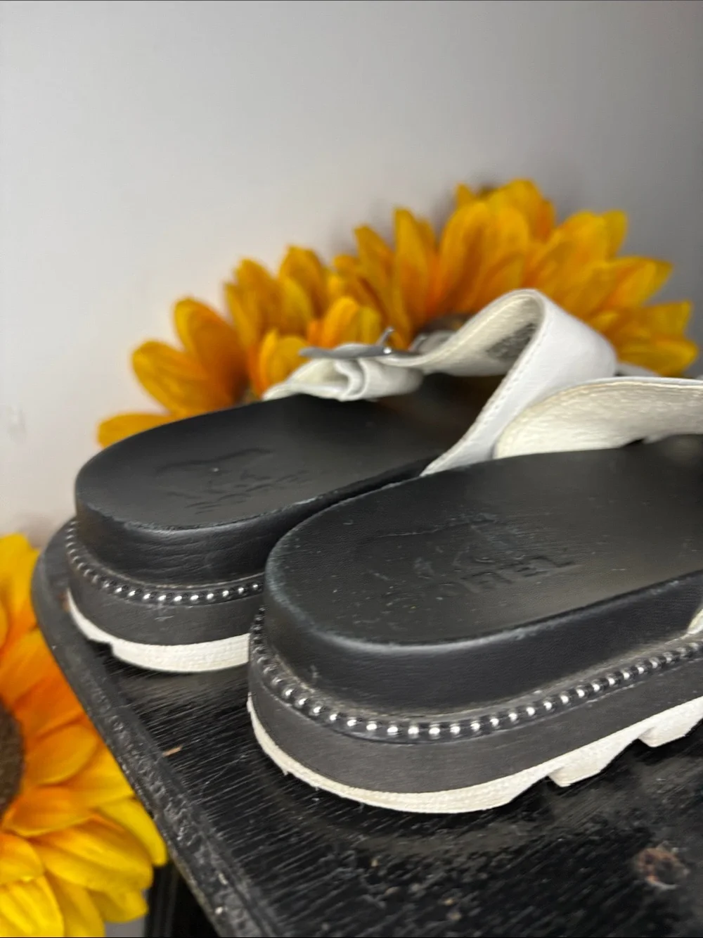 SOREL ROAMING BUCKLE SLIDES WOMEN'S Size 7.5